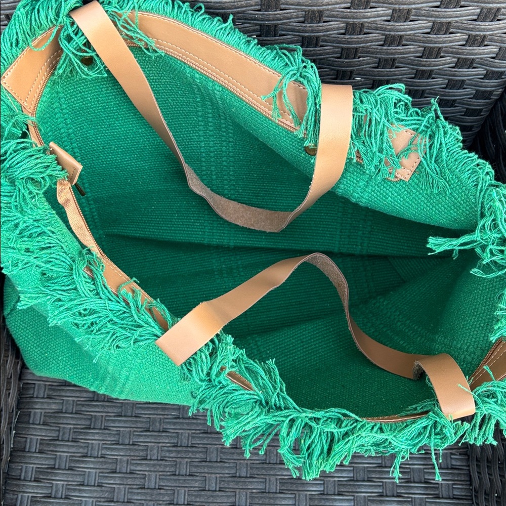 Kelly green canvas shoulder tote bag features a fringed top trim brown handles - Picture 2 of 3
